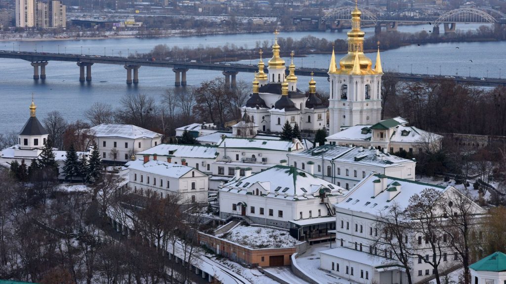 Власти потребовали от УПЦ покинуть территорию Киево-Печерской Лавры до 29 марта