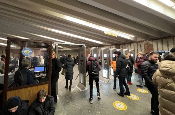 Перепад напряжения в электросети: на станциях метро в Киеве перестали работать турникеты