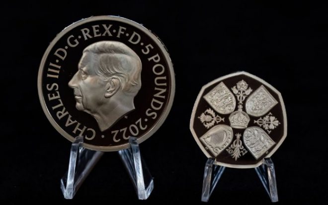 В Великобритании появились в обращении первые монеты с изображением короля Чарльза III