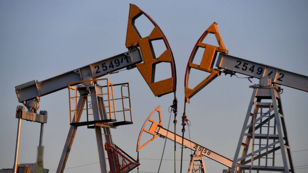 Страны ОПЕК+ продлили сокращение добычи нефти до конца июня 2024 &#8212; Bloomberg