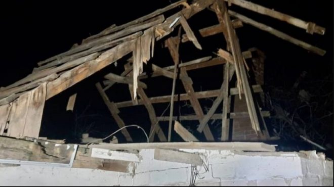 Повреждены 10 частных домов, ЛЭП, газопроводы: ночью обстреляли Никопольский район