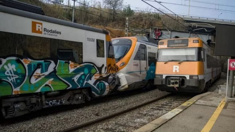 Неподалеку от Барселоны на железной дороге &#8211; авария: столкнулись 2 поезда, более 150 пострадавших