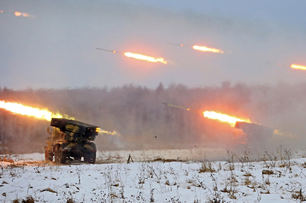Никопольский район россияне обстреляли из тяжелой артиллерии: задело базу отдыха, произошел пожар
