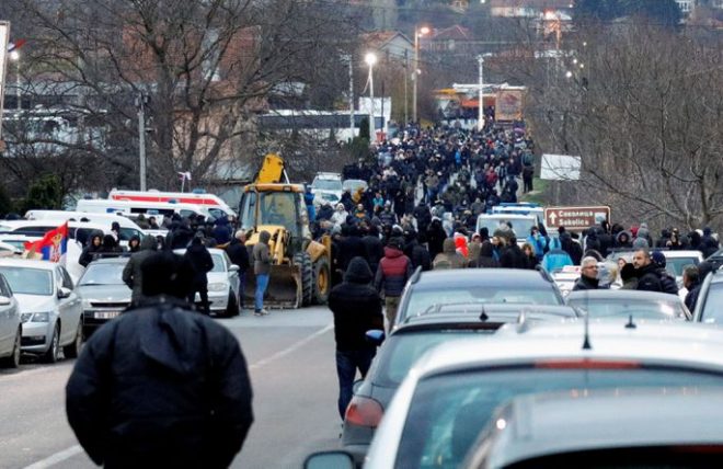 В Косово сербы заблокировали основные дороги: между ними и полицией произошла перестрелка