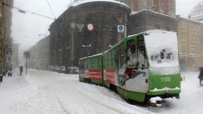 Непогода на Львовщине обесточила 25 сел и городов, во Львове остановлены трамваи и троллейбусы