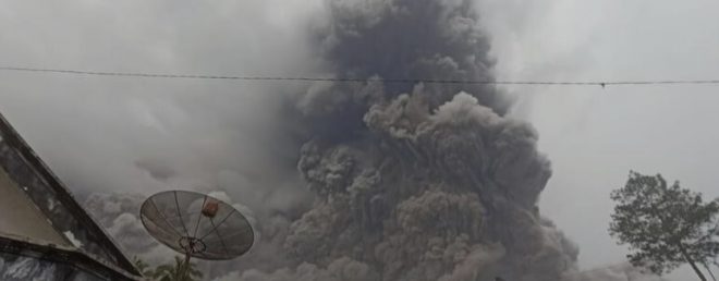 Начал извергаться вулкан Семеру в Индонезии: объявлен максимальный уровень опасности