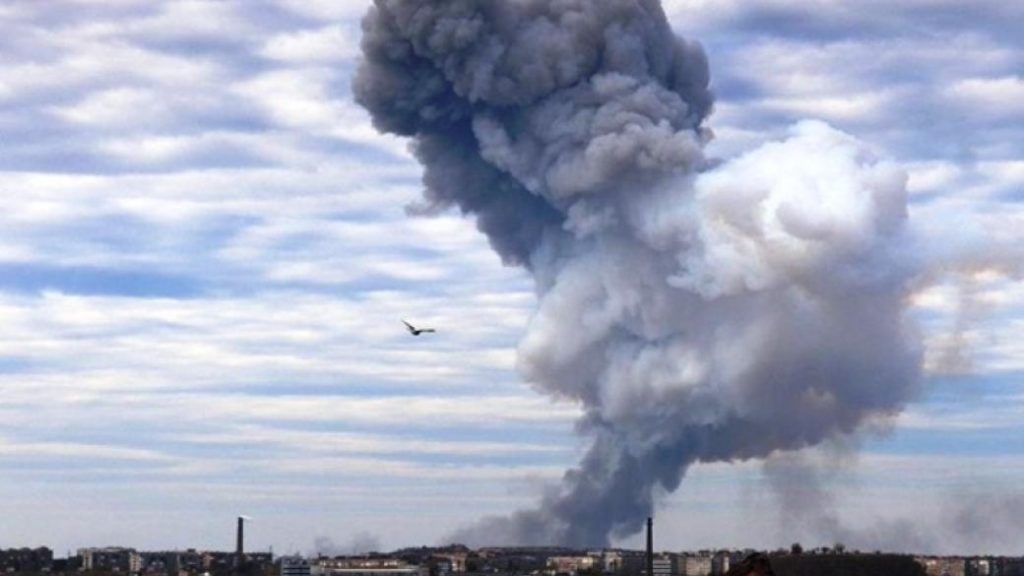 РФ авиацией и ракетами обстреляла Запорожскую область: повреждены дома, произошел пожар