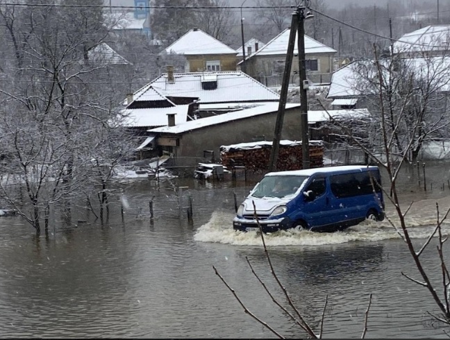 На Закарпатье реки вышли из берегов: затопило автодорогу и 4 района