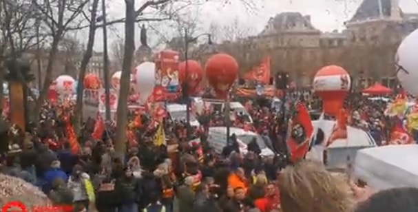 Более миллиона французов протестуют против новой пенсионной реформы: начались столкновения с полицией