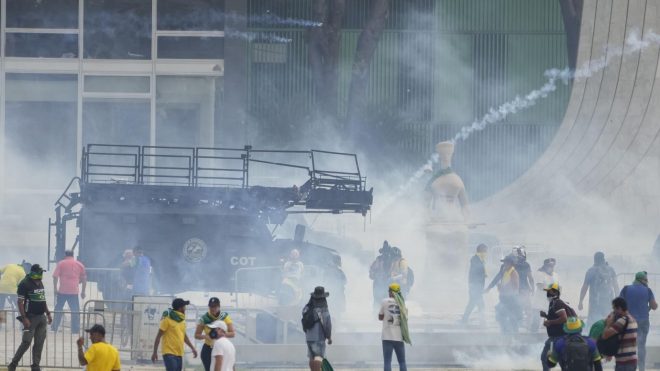 Из-за протестов в Бразилии введен режим ЧС