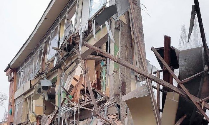 В Донецке после обстрела обвалилось здание ТЦ: найдено тело мужчины &#8211; соцсети