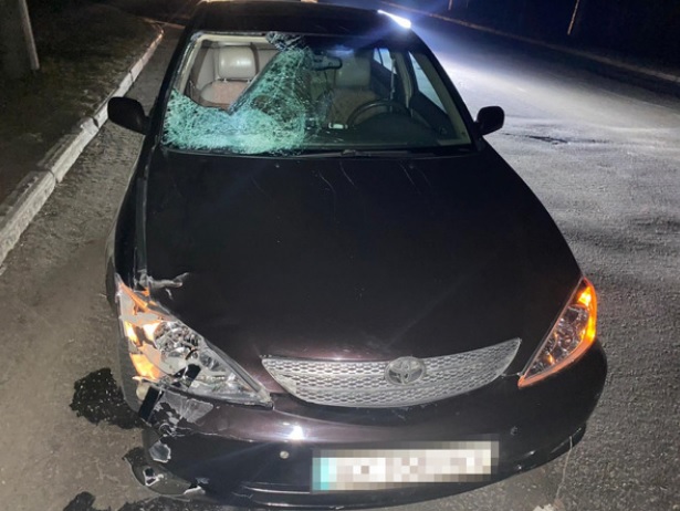 В Харькове на неосвещенной дороге авто Toyota Camry насмерть сбило женщину