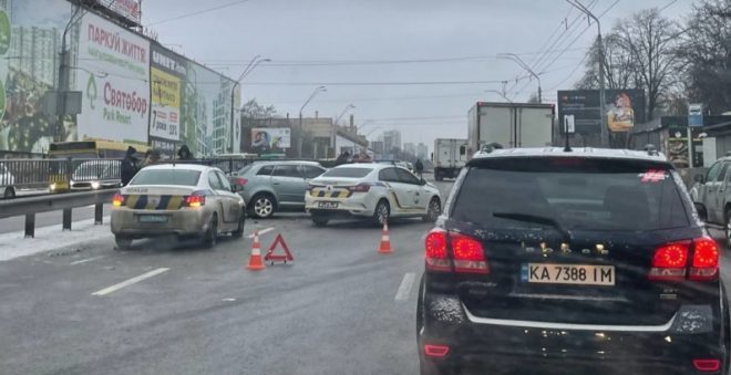 На Житомирской трассе под Киевом произошло несколько ДТП: столкнулись 10 авто