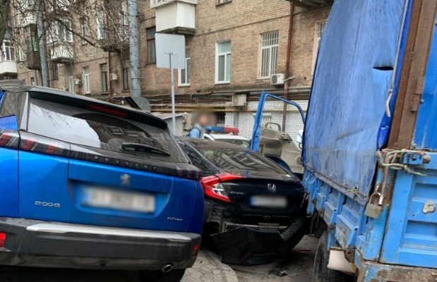 В Киеве на Печерске грузовик протаранил припаркованные авто
