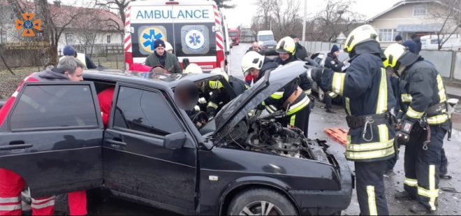 В Ивано-Франковской области столкнулись 2 авто, водителя одного из них еле вытащили из салона спасатели
