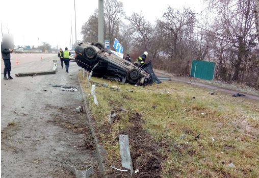 На трассе Киев-Чоп перевернулось авто Volkswagen Passat: погибла девушка
