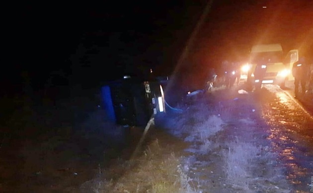 Одесситка подвозила домой соседей: на скользкой дороге микроавтобус перевернулся, 6 пострадавших
