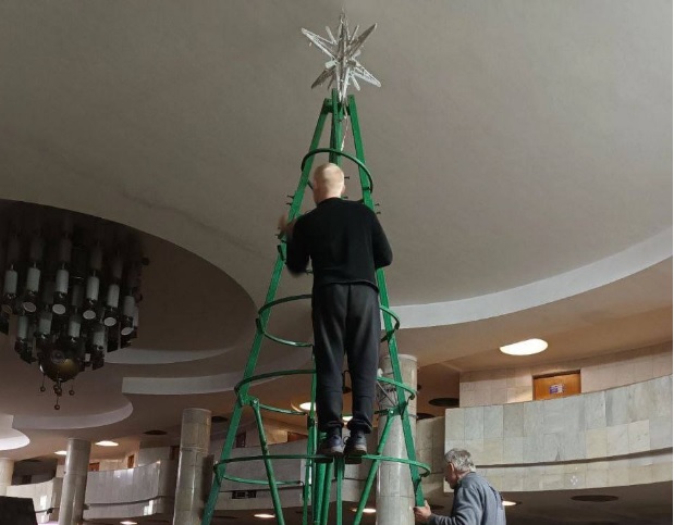 Демонтировали новогоднюю елку в метро Харькова
