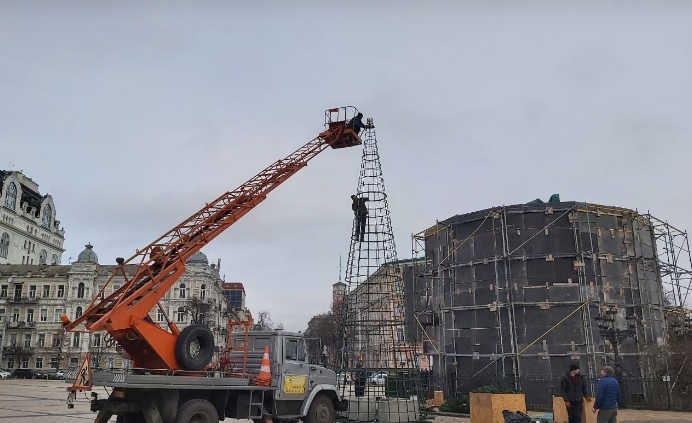 В Киеве начали демонтировать главную новогоднюю елку страны