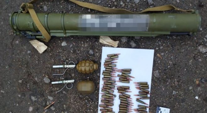 На улице в Днепропетровской области мужчина продавал гранатомет и гранаты