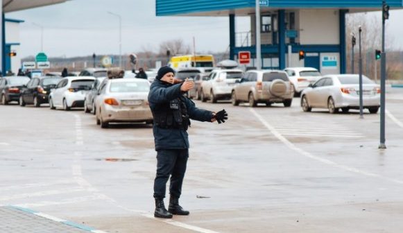 На границе Украины в пунктах пропуска образовались очереди из автобусов и автомобилей