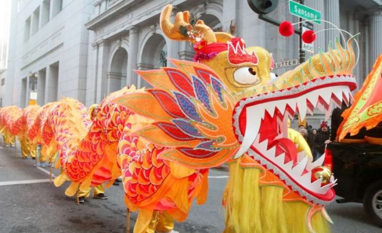 В Китае празднуют Новый год: проходит парад золотых драконов