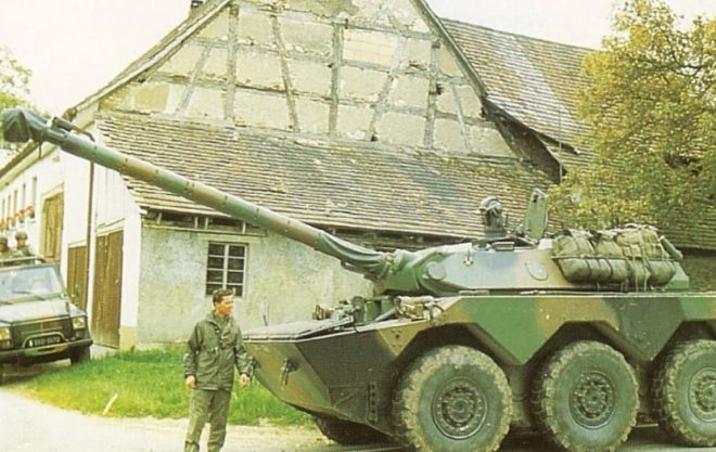 Макрон обещал Зеленскому поставку легких танков AMX-10RC