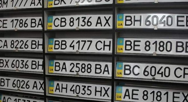 Украинским водителям разрешили платить онлайн за хранение номерных знаков.