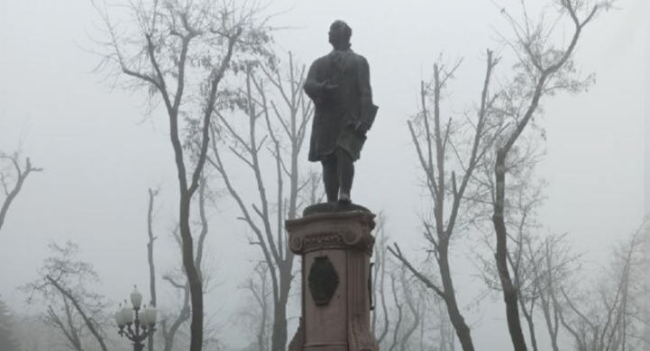 В Днепре демонтировали памятник ученому Ломоносову