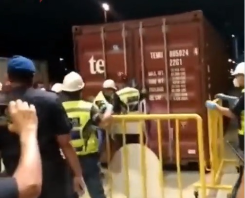 Подросток играл в прятки и оказался в другой стране, закрывшись в грузовом контейнере