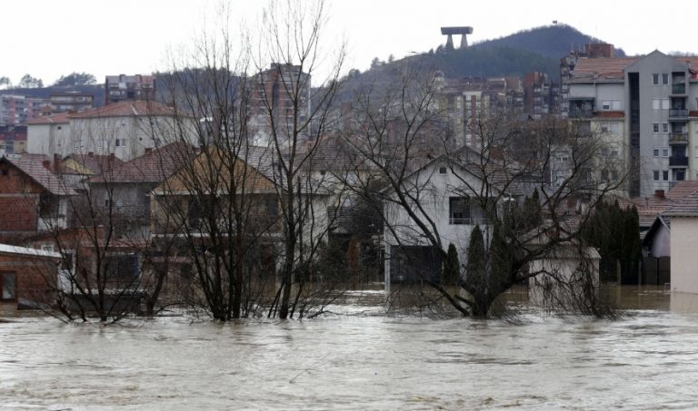 Сербия ушла под воду: люди пропадают без вести, власть объявила режим ЧП