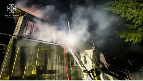 Дом загорелся из-за печи, огонь уничтожил крышу: в селе в Черкасской области тушили пожар