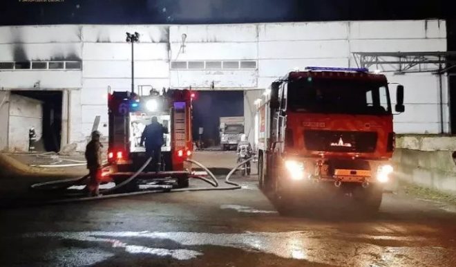 В Запорожье горел склад с семечками: пожар ликвидировали 25 сотрудников ГСЧС