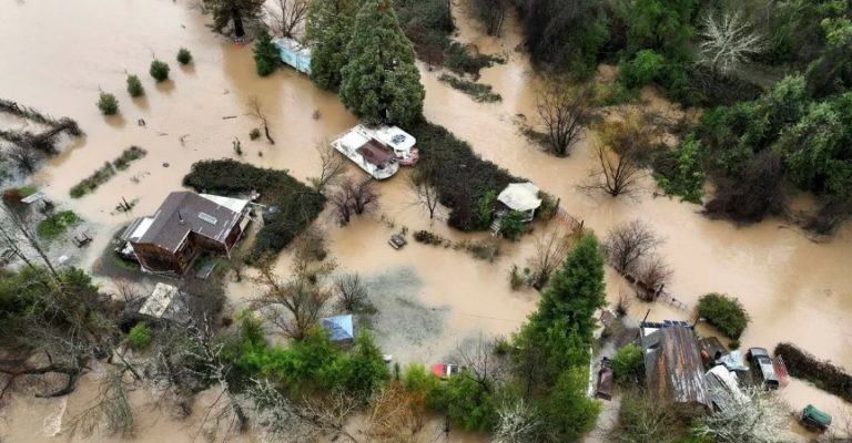 Байден объявил чрезвычайное положение в Калифорнии: из-за шторма, оползней, наводнений погибли 19 человек