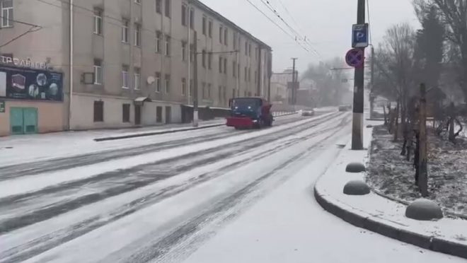 В Одессе снегопад затруднил движение транспорта, на море &#8211; шторм