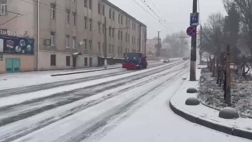 В Одессе снегопад затруднил движение транспорта, на море &#8212; шторм