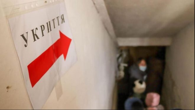 Охранник школы в Киеве не пустил детей в укрытие во время воздушной тревоги, открыто уголовное производство