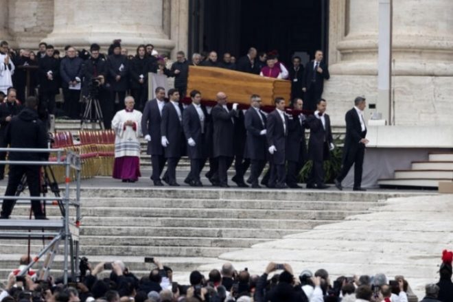 В Ватикане состоялась церемония похорон Папы Римского Бенедикта