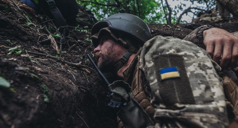 &#171;Вы &#8212; наш щит&#187;: Зеленский и Залужный поздравили военных с Днем сухопутных войск Украины
