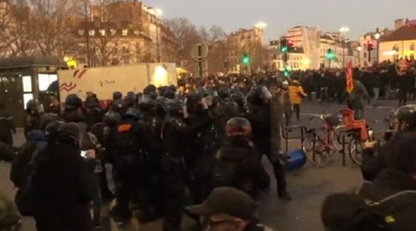 Во Франции протесты против повышения пенсионного возраста переросли в потасовки с полицией