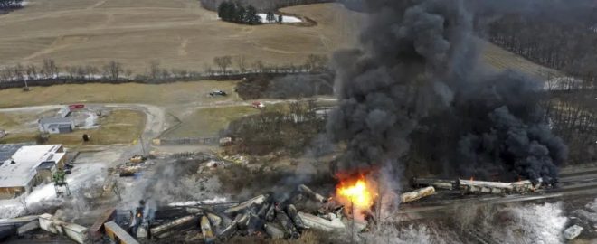 В США около 50 вагонов с опасным веществом сошли с рельсов, возник масштабный пожар