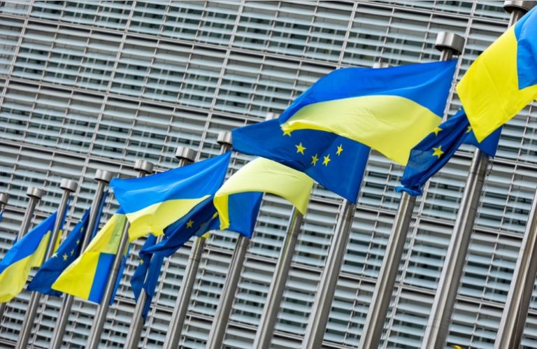 Возле институтов ЕС подняли флаги Украины