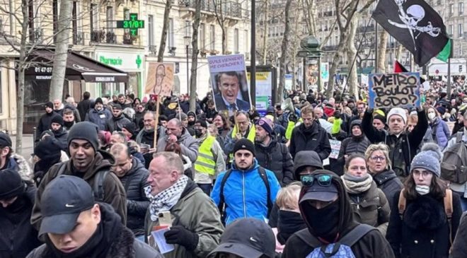 Во Франции из-за протестов против пенсионной реформы отменяют авиарейсы, начались уличные беспорядки