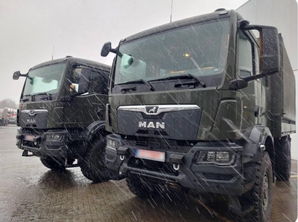 ЕС передал украинской армии грузовики, внедорожники и авто скорой помощи