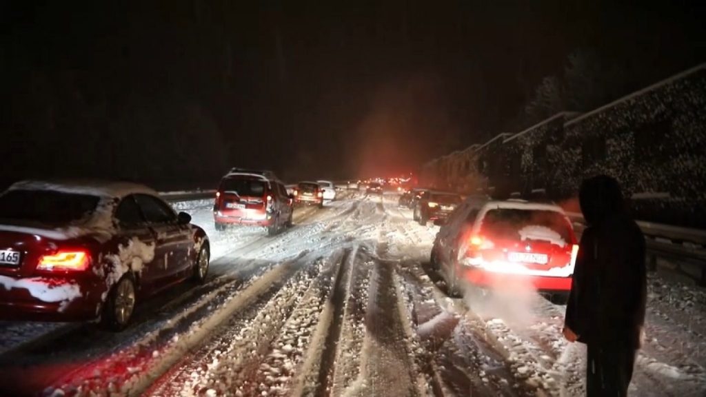 Люди ночевали на АЗС и в авто: снегопад заблокировал движение транспорта в Хорватии