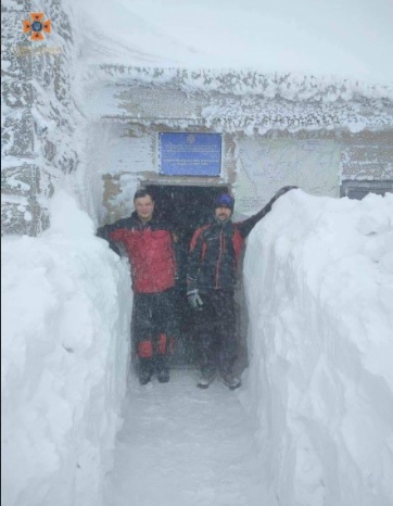 В Карпатах выпало почти два метра снега