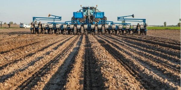 Мины на полях, блокировка налоговых накладных, рост цен: аграрии рассказали, как идет подготовка к посевной 2023