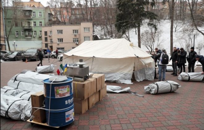 Тенты, буржуйки и генераторы: Киев получил гуманитарную помощь от Италии