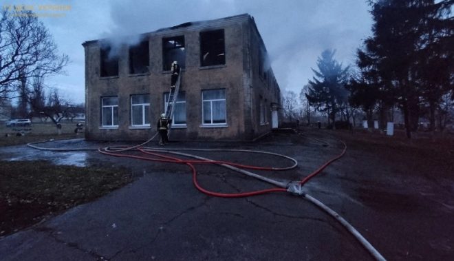 В селе в Кировоградской области в детсаду произошел пожар: огонь уничтожил второй этаж здания