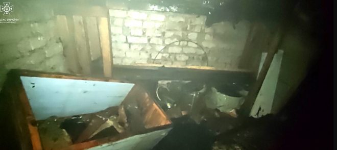 В Житомирской области из горящего подвала многоэтажки вытащили мужчину